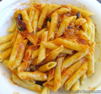 Macarrons amb salseta de tonyina, olives de Kalamata, tàperes i afàbrega